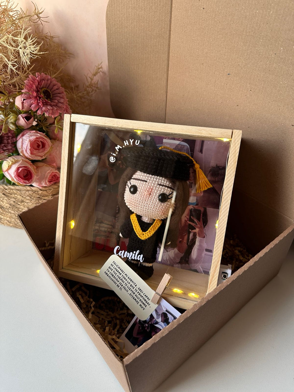 GRADUADO EN CUADRO DE PINO