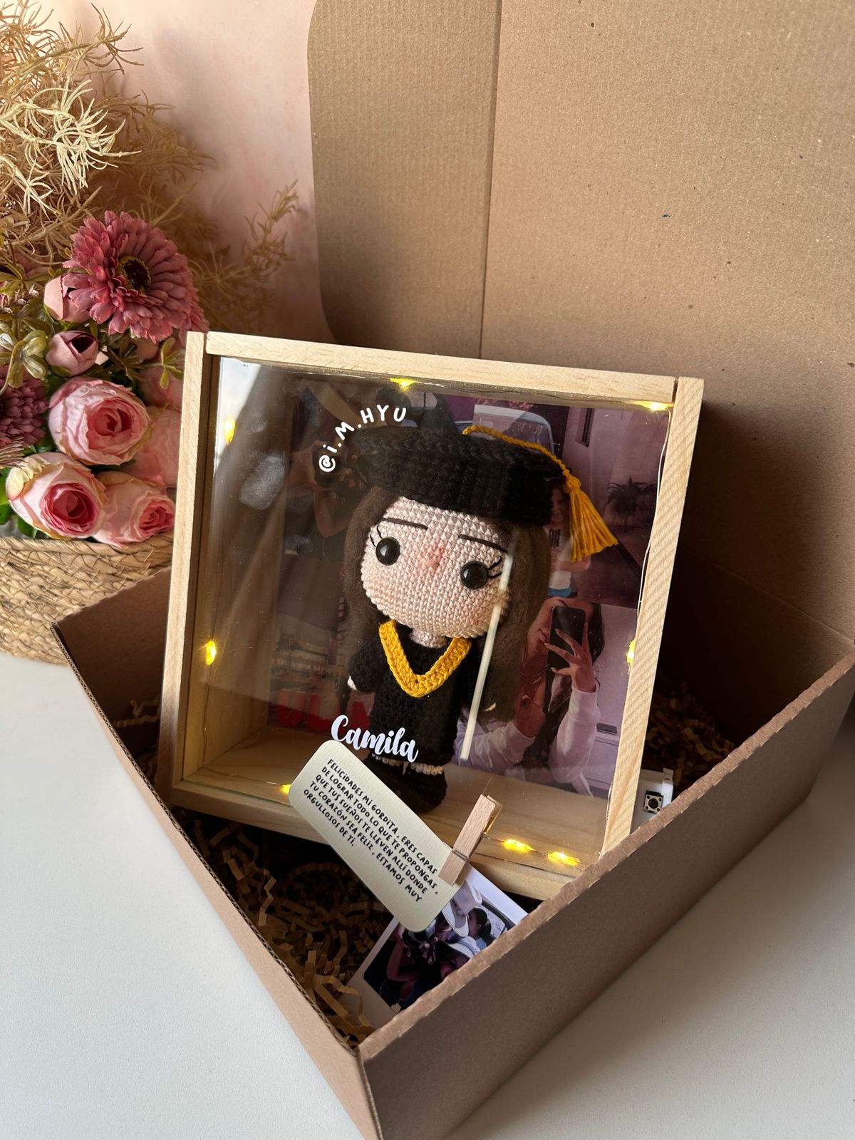 GRADUADO EN CUADRO DE PINO